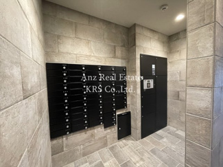 【その他共用部分】 | プレサンス心斎橋レヨン | 大切な荷物をお預かり！宅配ボックスが設置されています！