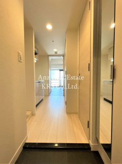 【玄関】 | プレサンス心斎橋レヨン | 玄関には姿見鏡があってお出かけ前にチェックできますね！