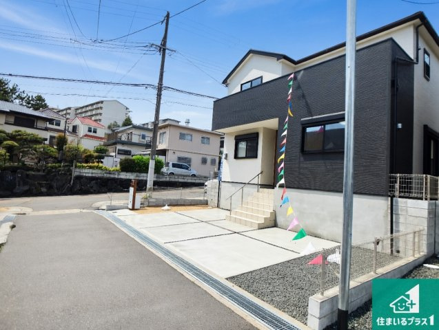 神戸市垂水区神陵台　第29期　未入居の前面道路含む現地写真|周辺は閑静な住宅街！前面道路広々で車の出し入れも便利です。駐車が苦手な方でも安心して車庫入れできます！