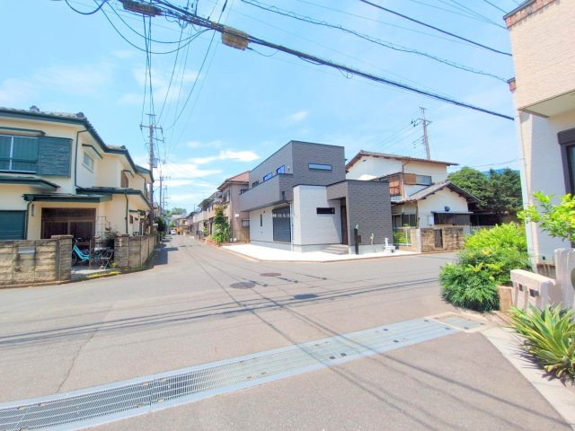 入間郡三芳町大字藤久保の新築一戸建の前面道路含む現地写真