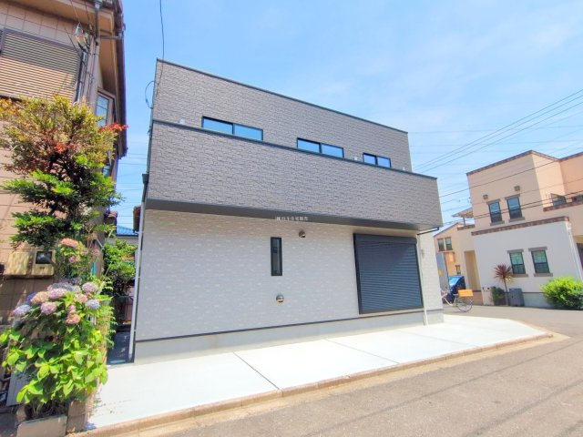 入間郡三芳町大字藤久保の新築一戸建の外観|フルフラットキッチンは食洗器＆浄水器＆大型造作カップボード付き。大型洗面化粧台、節水型ローシルエットトイレなど機能性とデザインを兼ね備えた設備が揃っています。