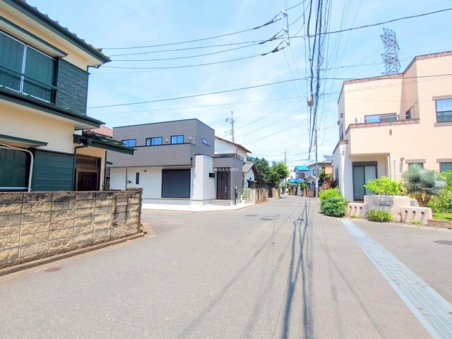 入間郡三芳町大字藤久保の新築一戸建の前面道路含む現地写真|北東・南東角地、前面道路も広く開放感ある立地で車の車庫入れもスムーズにできます。