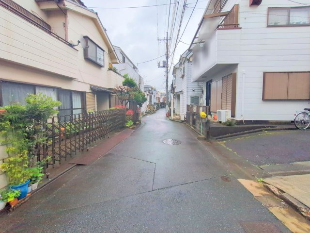 入間郡三芳町大字藤久保の中古一戸建の前面道路含む現地写真|北東側4.1ｍ公道
閑静な住宅街で住環境良好です♪
