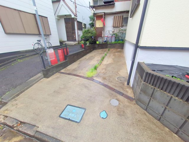 入間郡三芳町大字藤久保の中古一戸建の駐車場