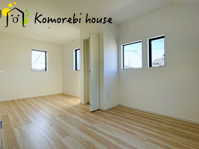 さいたま市見沼区東大宮　52期　新築一戸建て　リガーレ　01の寝室|広くて明るい寝室