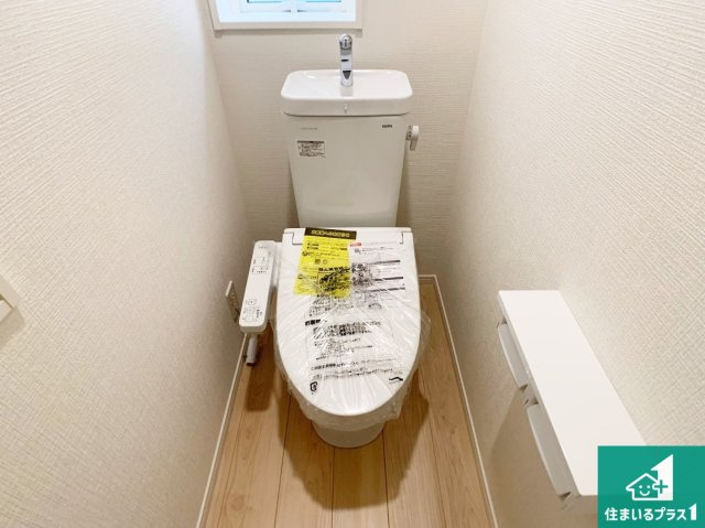 明石市北王子町　第2期　新築一戸建てのトイレ|1・2階の2ヶ所にあるので、朝の忙しい時間の順番待ちもなく、深夜の利用にも大変便利です。