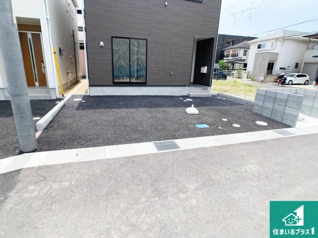 明石市北王子町　第2期　新築一戸建ての駐車場|並列2台駐車可能！ゆとりの駐車スペースで車庫入れもスムーズ！

