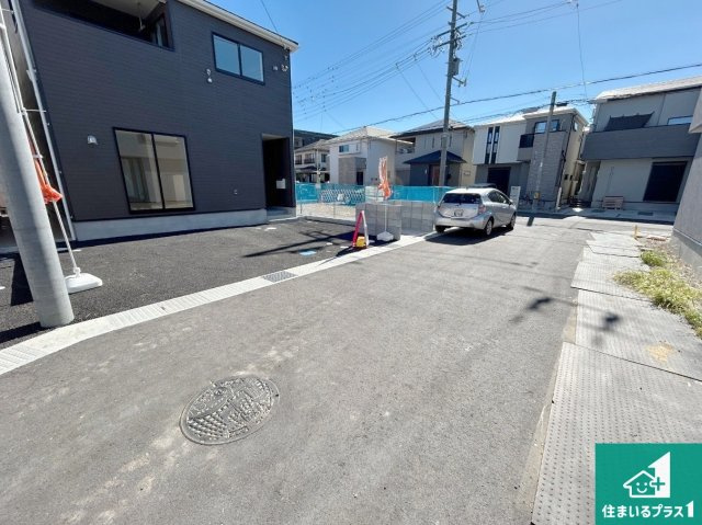 明石市北王子町　第2期　新築一戸建ての前面道路含む現地写真|周辺は閑静な住宅街！前面道路広々で車の出し入れも便利です。駐車が苦手な方でも安心して車庫入れできます！
