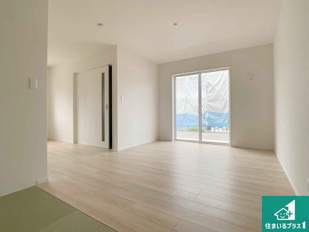 明石市北王子町　第2期　新築一戸建ての居間・リビング|日当たり良好の明るいリビングで朝の目覚めもスッキリできそう！対面キッチンでご家族のコミュニケーションも自然と増える設計！小さなお子様が遊ぶスペースを作っても広々とくつろげるLDK！