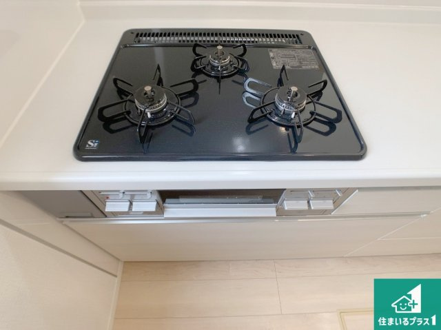 明石市北王子町　第2期　新築一戸建ての設備|ダブル高火力Ｓｉセンサー付きコンロ！３口あるので、まとめて料理をする時も大活躍！