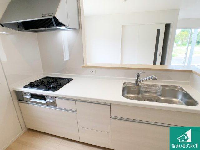 明石市北王子町　第2期　新築一戸建てのキッチン|リビングと統一感があり、使い勝手のいいキッチン。広々としているので、二人並んで作業が出来ちゃいます。お子様と一緒に色々なお料理に挑戦できるスペースがあります。