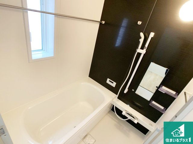 明石市北王子町　第2期　新築一戸建ての浴室|足をゆったり伸ばして寛げる浴槽です。窓が設けられていますので差し込む光が明るく穏やかな雰囲気にしてくれます♪浴室乾燥機も設置しているので、雨の日の洗濯物も安心です♪