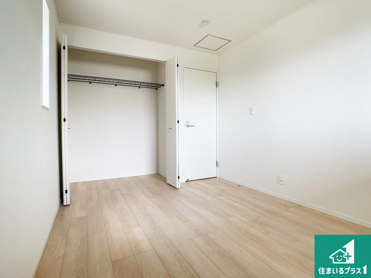 明石市北王子町　第2期　新築一戸建ての洋室|収納スペースが充実しているので子供の成長に合わせてたくさん収納ができます！家族構成に合わせた様々な活用ができる収納！