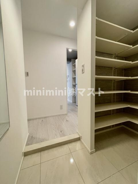 コンフォリア・リヴ谷町四丁目の玄関