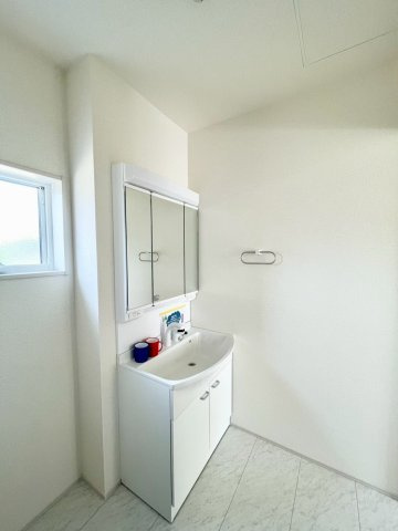 耐震等級３！ご成約プレゼント対象物件！の独立洗面台|洗濯機を置いても余裕の広さ！鏡の裏には収納スペース付き！