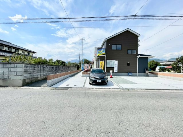 耐震等級３！ご成約プレゼント対象物件！の前面道路含む現地写真