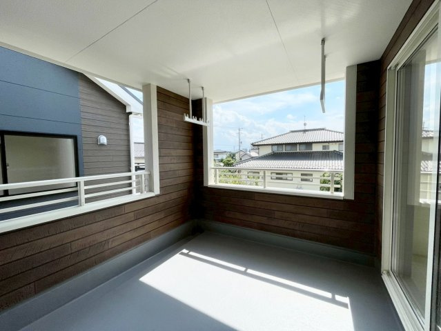 耐震等級３！ご成約プレゼント対象物件！のバルコニー|日当たり良好な広いバルコニー！洗濯物の出し入れなど楽々できちゃいます♪