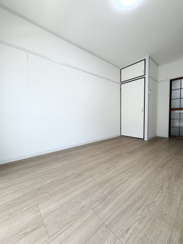 【 仲介手数料無料対象物件 】エクセレント櫛原の洋室|洋室の角に収納があります
