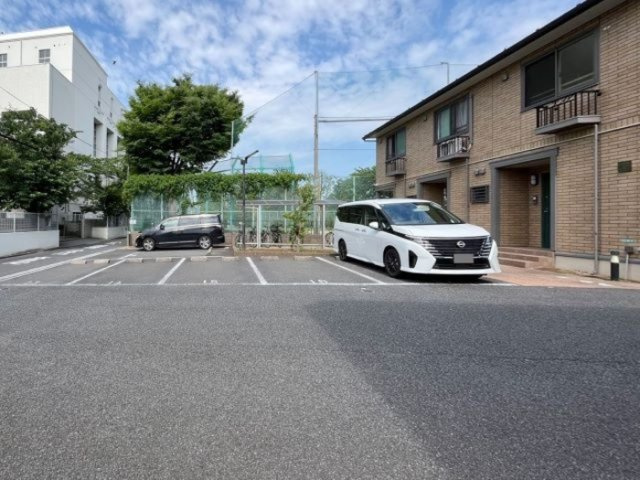Reveur本一色Fの駐車場
