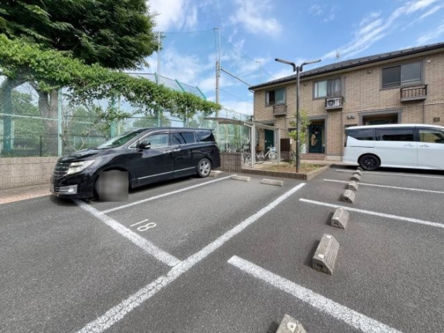 Reveur本一色Fの駐車場