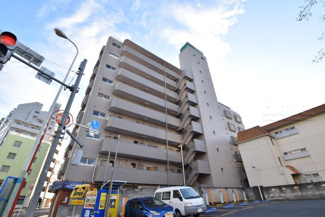 【外観】 | 青空によく映える建物です。手入れの行き届いた外壁やマンション正面エントランスなど、綺麗な姿をぜひ一度、現地にてご覧ください。～即日のご見学可能～　お問合せはお気軽にどうぞ。