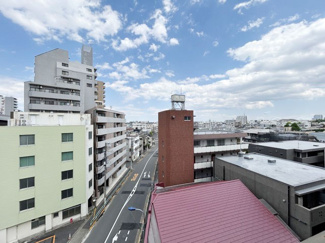 【展望】 | 眼前に広がる空の雄大さと、このお部屋の自慢の一つである「眺望」をご覧ください。毎日、この景色を独り占めできる新生活に夢が広がります。～即日のご見学可能～　お問合せはお気軽にどうぞ。
