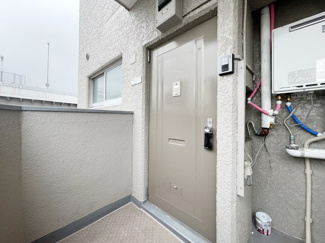 【その他共用部分】 | 皆様をお迎えする、お部屋の玄関ドア。開けやすさや開放角度、ドアノブの操作しやすさや鍵の形状などを、現地で一度ご確認ください。～即日のご見学可能～　お問合せはお気軽にどうぞ。
