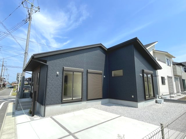 高崎市新町（全5棟）1号棟の外観|ナチュラルで飽きの来ないデザインは流行に左右されない家の形です。外構も綺麗に仕上がっています(^▽^)/
