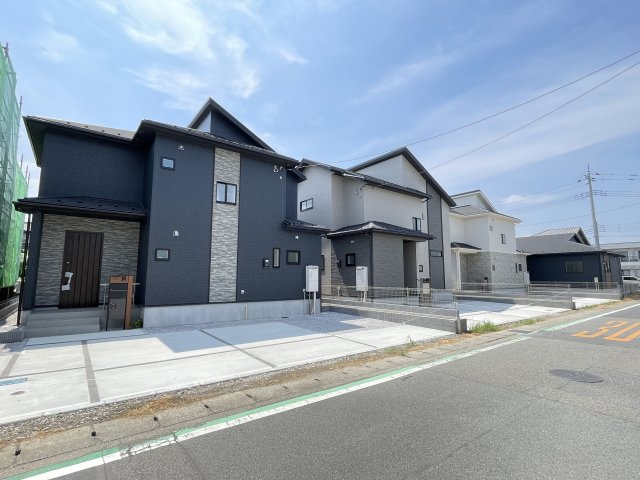 高崎市新町（全5棟）1号棟の前面道路含む現地写真