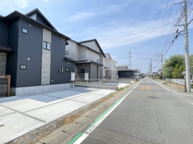 高崎市新町（全5棟）1号棟の前面道路含む現地写真