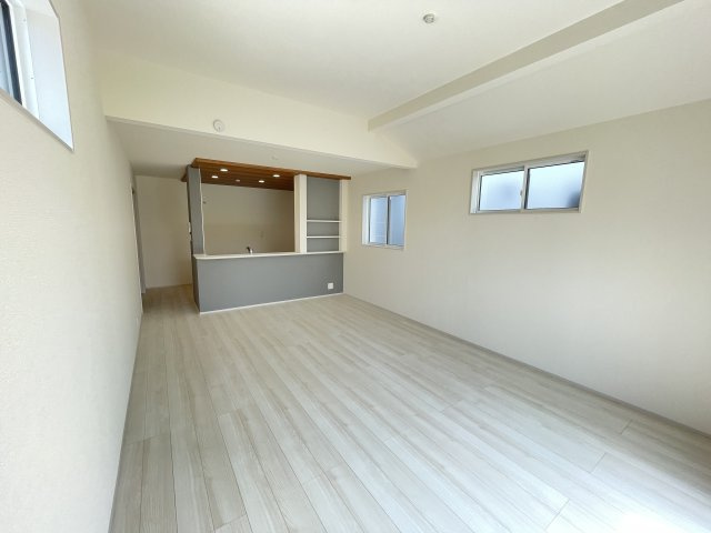 高崎市新町（全5棟）1号棟の居間・リビング|大きな窓のあるリビングは明るく解放感溢れる空間。居心地良くご家族皆が寛げる憩いの空間です。生活の中心となるLDKが広いので、家族とのコミュニケーションを促進する拘り設計となっています(⌒∇⌒)
