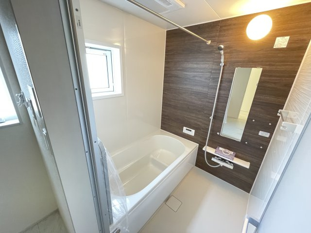 高崎市新町（全5棟）1号棟の浴室|一日の終わりのバスタイムは、心地よく入浴したいですね。浴室をより快適空間に、使いやすい広々1坪サイズのユニットバスです(^▽^)/
