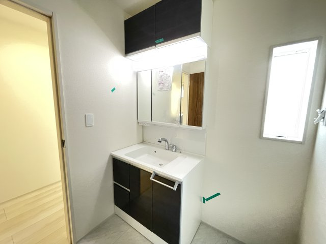 高崎市新町（全5棟）1号棟の独立洗面台|三面鏡の裏に収納があり便利です。継ぎ目や隙間が無く汚れてもささっと拭くだけのお掃除に配慮したカウンターです(^▽^)/