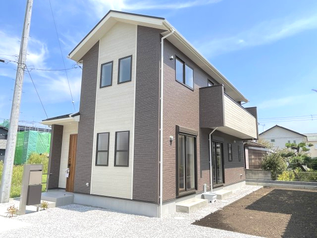 高崎市新町（全5棟）5号棟の外観|ナチュラルで飽きの来ないデザインは流行に左右されない家の形です。外構も綺麗に仕上がっています(^▽^)/
