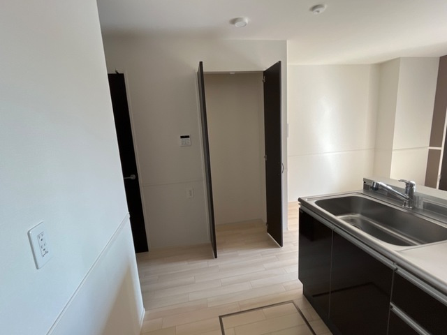 プライム柏木のキッチン|キッチン横収納(イメージ)