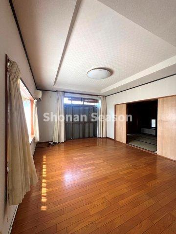 【現地画像あり】　厚木市長谷　中古戸建　39.62坪の居間・リビング|ソファ・テーブルを置いてもスペースにゆとりがございます♪