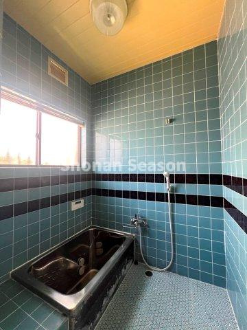 【浴室】 | 換気もスムーズな小窓付き◎キレイな水回りのお住まいです♪