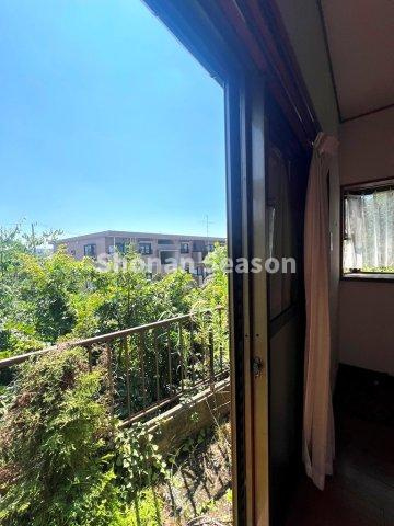 【現地画像あり】　厚木市長谷　中古戸建　39.62坪の庭|季節のお花もイキイキ育つ、陽当たり良好な庭付き一戸建てです♪