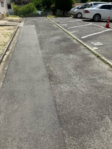 兵庫県公社　川西松ケ丘（１）２号棟の駐車場|カースペースがあります