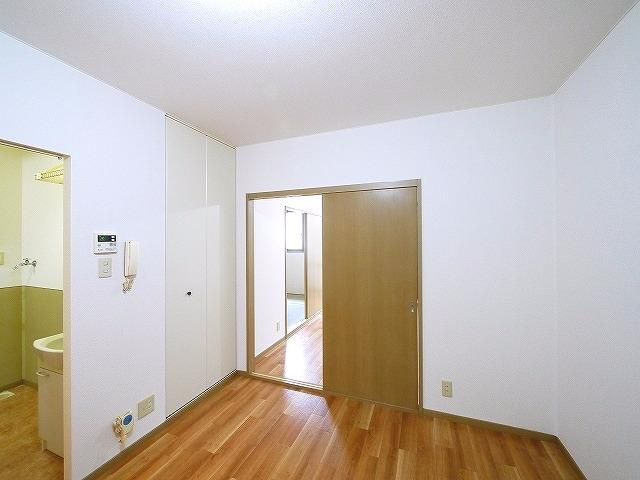 メゾン・ド・プルミエールの居間・リビング|こちらのリビングで趣味の時間をお楽しみください