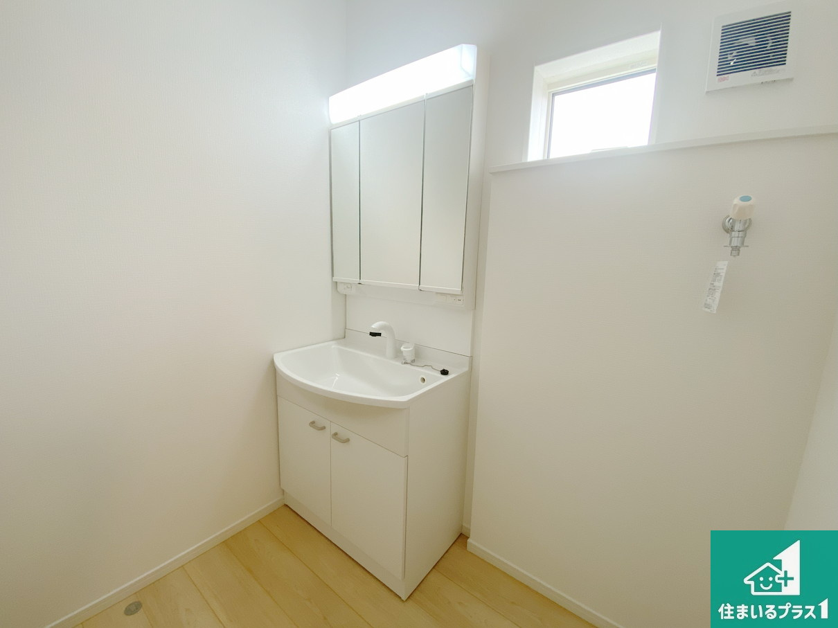 和歌山市杭ノ瀬　第3期　新築一戸建ての独立洗面台|清潔感のある洗面台です。フラットな鏡は掃除がしやすく毎日清潔！鏡裏には収納があるのでスッキリとした洗面台が保てます。