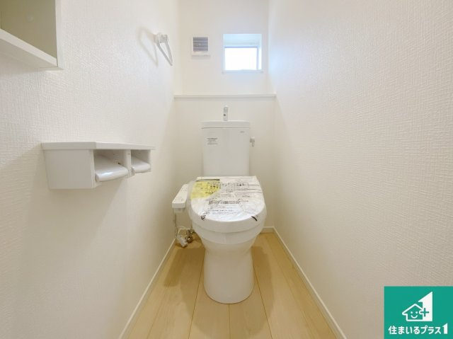 和歌山市杭ノ瀬　第3期　新築一戸建てのトイレ|シャワー洗浄機能付トイレは標準仕様。冬場は暖かシートヒーターも装備！
表面コートでキレイ長持ち！省エネ節水仕様の温水洗浄トイレ！