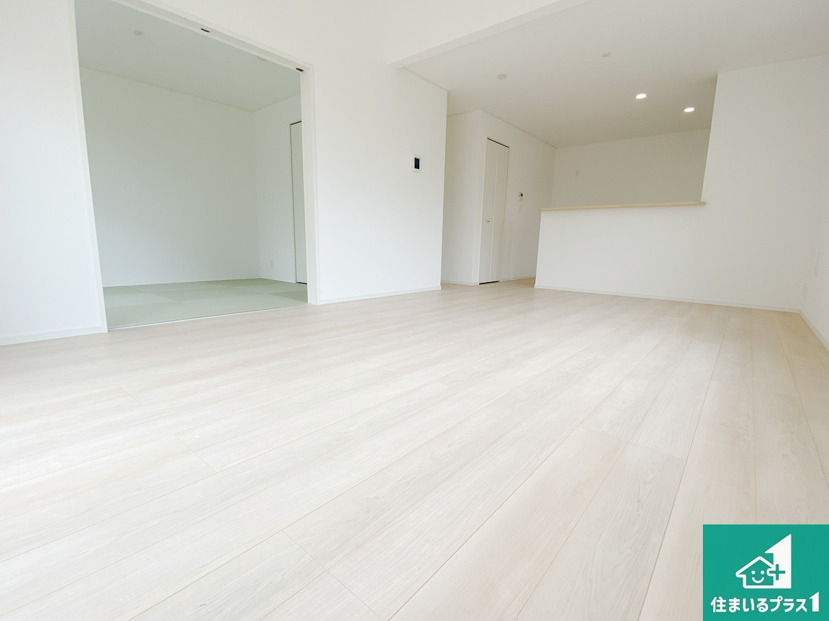 和歌山市杭ノ瀬　第3期　新築一戸建ての居間・リビング|太陽の光が差し込むとっても明るいリビング！思わず微笑みたくなる居心地の良さ。家族団らんの時間も増えそうなくつろぎのＬＤＫで、住む人のこだわりを活かすゆとりある空間♪