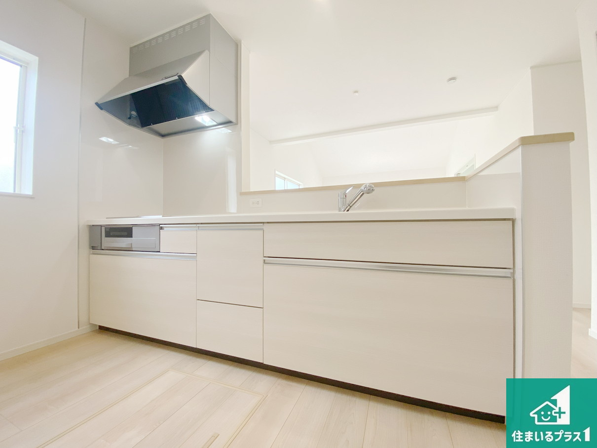 和歌山市杭ノ瀬　第3期　新築一戸建てのキッチン|収納豊富！浄水器付きキッチン！お子さまの様子を見ながらお料理を楽しむことができますね。家族のコミュニケーションが増え会話もはずみそう！