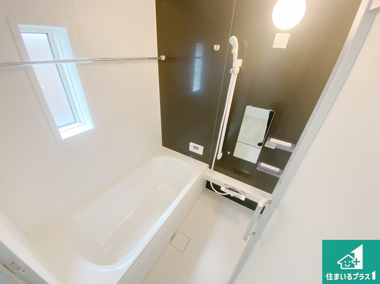 和歌山市杭ノ瀬　第3期　新築一戸建ての浴室|足をゆったり伸ばして一日の疲れを癒してくれる浴槽。窓は少し高めに設置することで、外部からの視線も気にならない設計にし、かつ差し込む光が明るく穏やかな雰囲気にしてくれます！