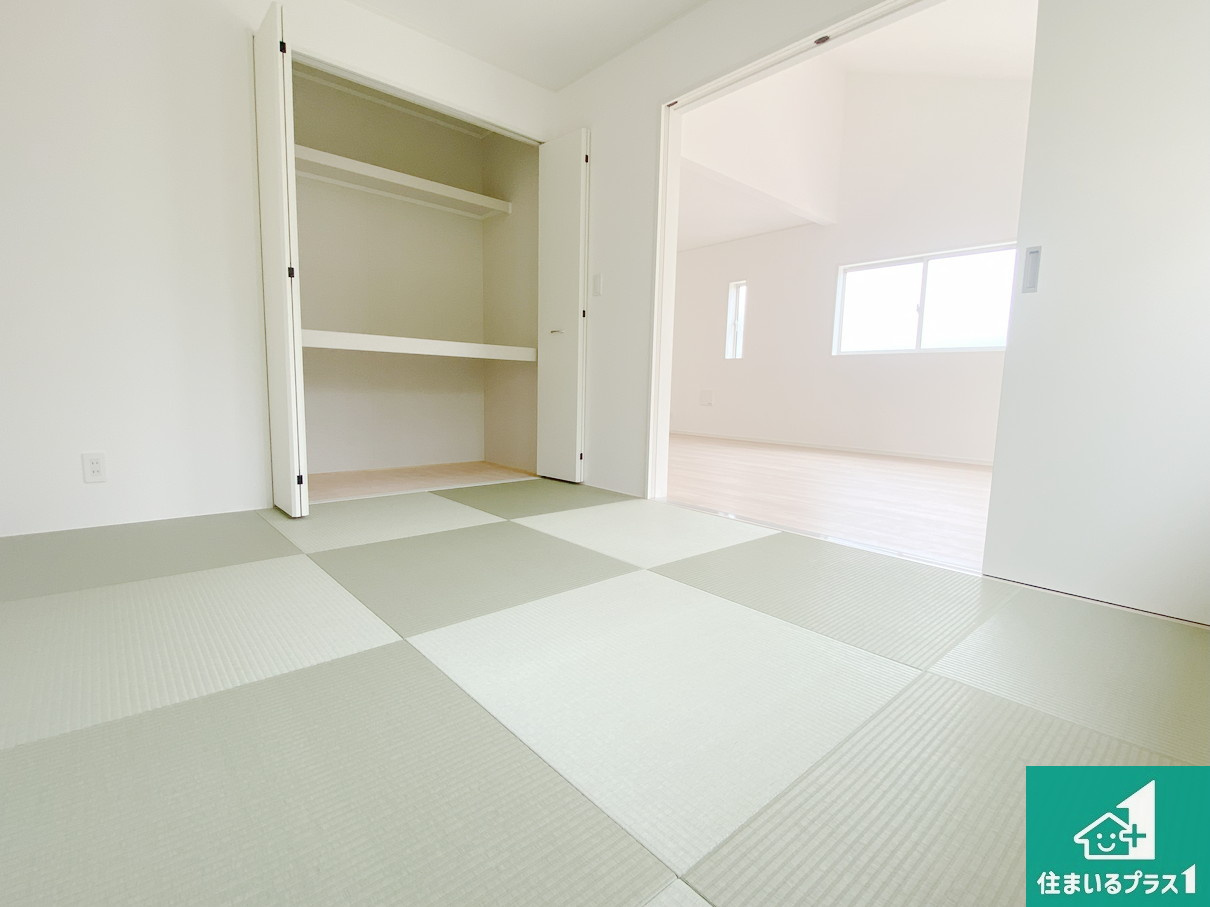 和歌山市杭ノ瀬　第3期　新築一戸建ての和室|成一室あると便利な和室は客間としてだけでなく、小さなお子様のプレイルームやみんなでお昼寝もいいですね。モダンな扉の押し入れもたっぷり収納力！【現地写真】