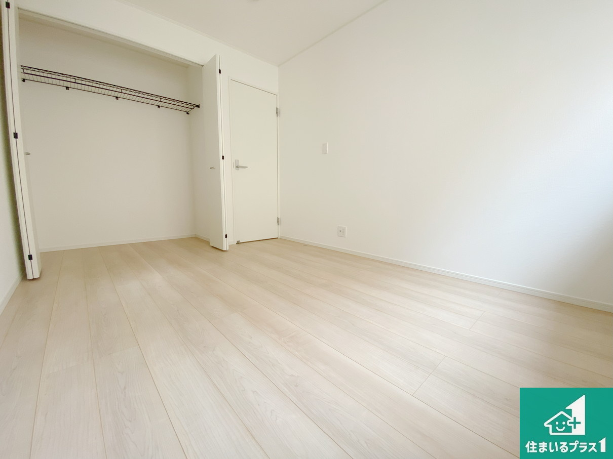 和歌山市杭ノ瀬　第3期　新築一戸建ての洋室|寝室は心地よい眠りについてもらいたくて、シンプルでかつ開放的な空間に！大きな窓から差し込む朝日が、すっきりとした目覚めをサポートします。【現地写真】