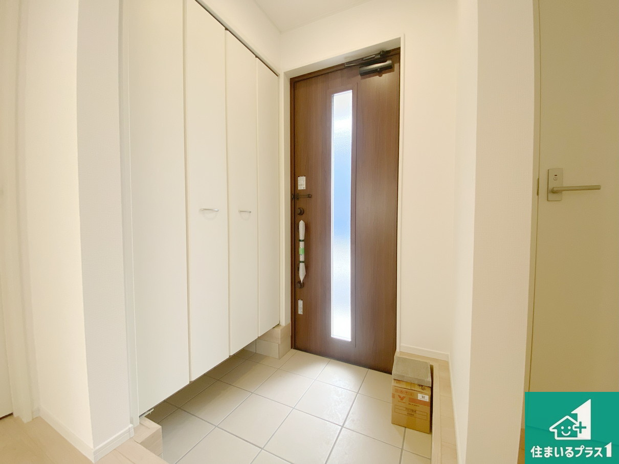 和歌山市杭ノ瀬　第3期　新築一戸建ての玄関|ご家族皆様の靴もたっぷり収まる大容量の玄関収納を設けました。見た目もスッキリ綺麗な玄関に！