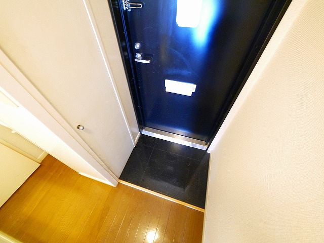 レオパレス西畑の玄関|収納もある玄関です