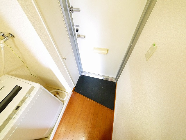 レオパレスＳＯＰＨＩＡの玄関|明るい玄関です